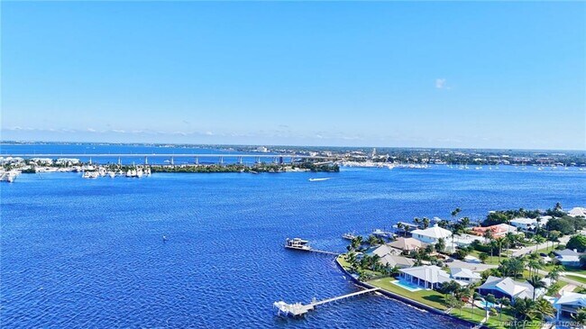 Building Photo - 1425 SW Egret Way