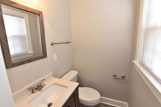 Building Photo - 708 Cedarbrook Dr