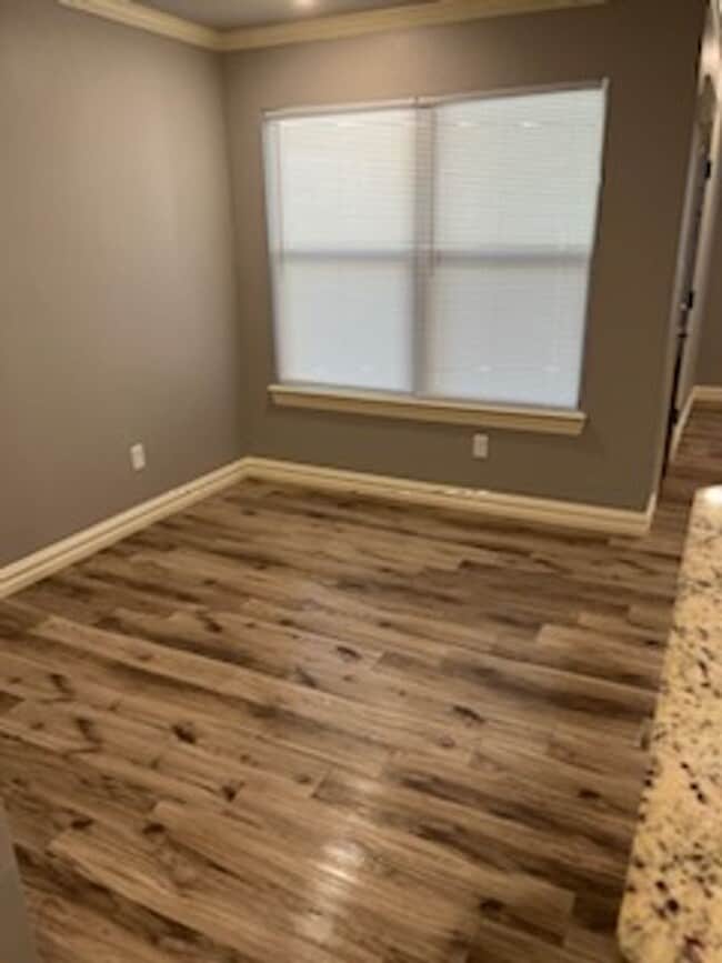 Building Photo - 3 bedroom Duplex with move in special