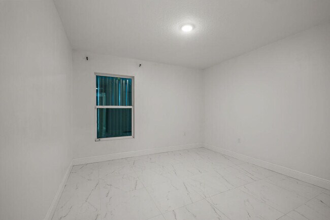 Building Photo - 362 NW Bayshore Blvd