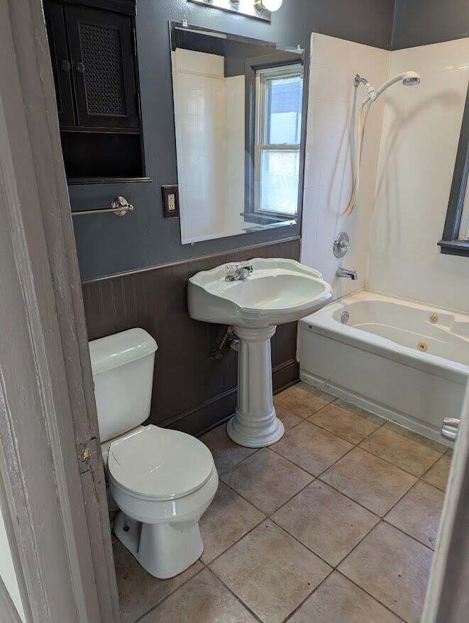 2nd floor bathroom - 4722 W Garfield Ave