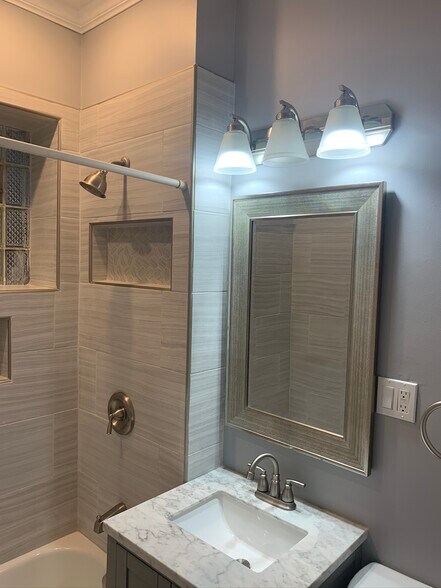 Shower - 2309 S Leavitt St