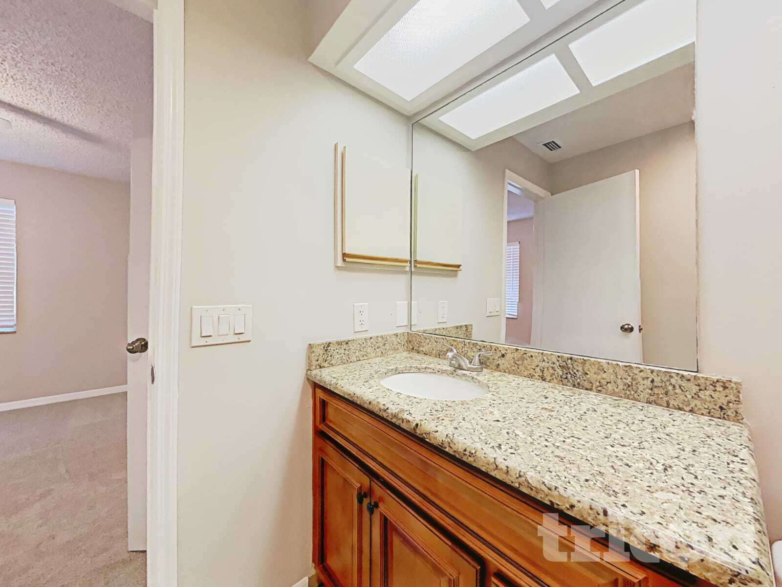 Building Photo - 1009 Jamaica Way