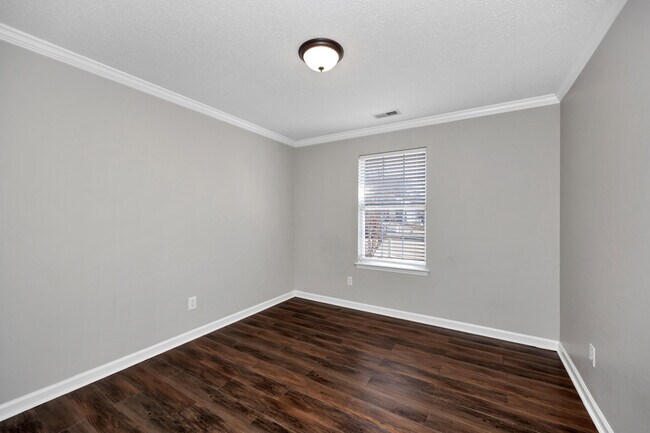 Building Photo - 103 N W Sugar Bluff Ln