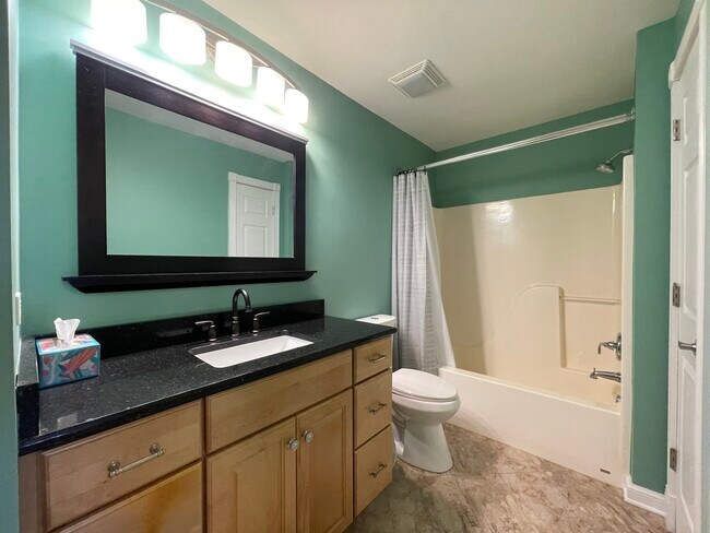 Building Photo - 551 Leah Ln