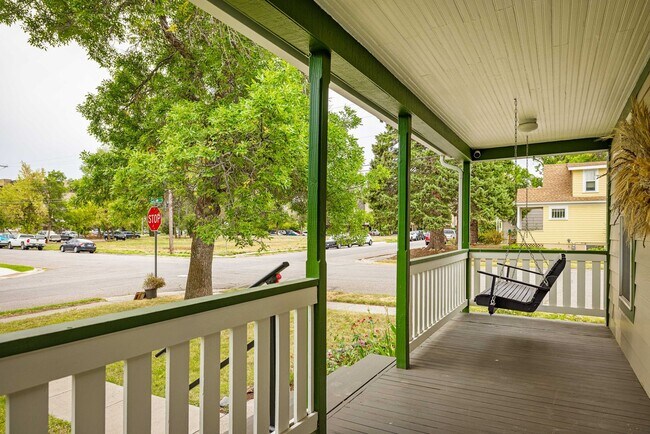 Building Photo - Fully Furnished Northside Bungalow Available for Month of August, 2026