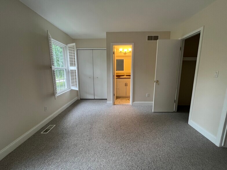 Building Photo - 3010 Bolgos Cir