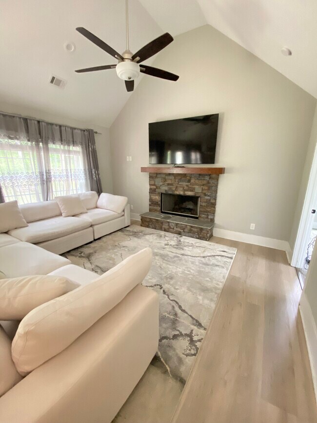 Building Photo - 40 Oak Forest Dr