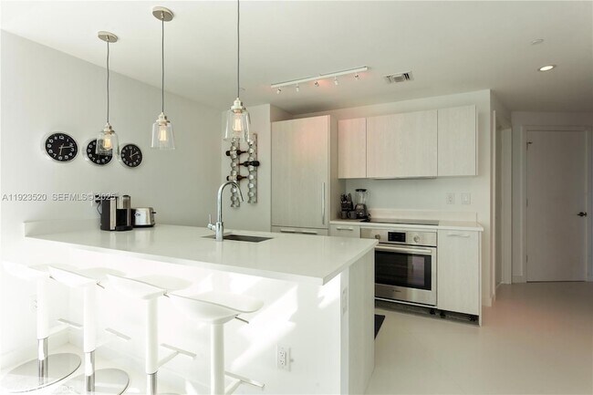 Building Photo - 501 NE 31st St