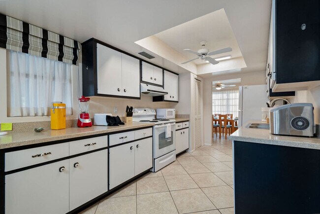 Building Photo - 7423 Dickens Dr