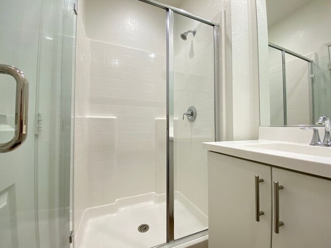 Building Photo - 3 bed, 3.5bath wihtin The Pacific Ridge Community in Oceanside