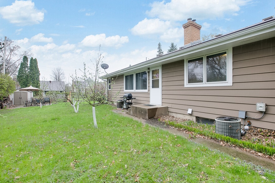 Building Photo - 996 Larpenteur Ave West