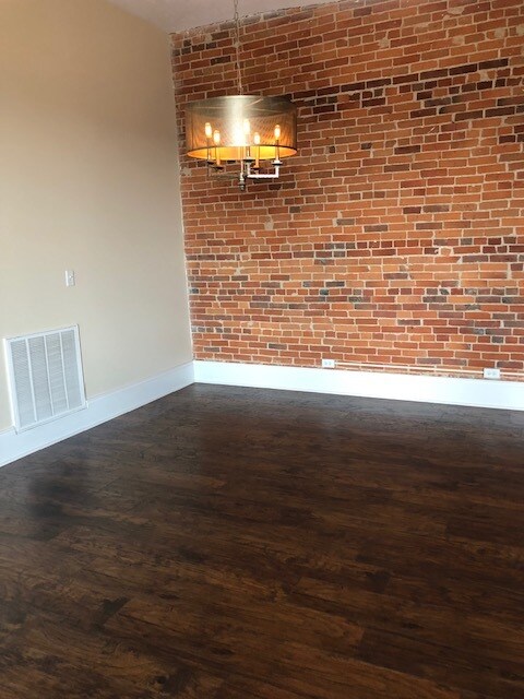 Dining area - 144 W Liberty St