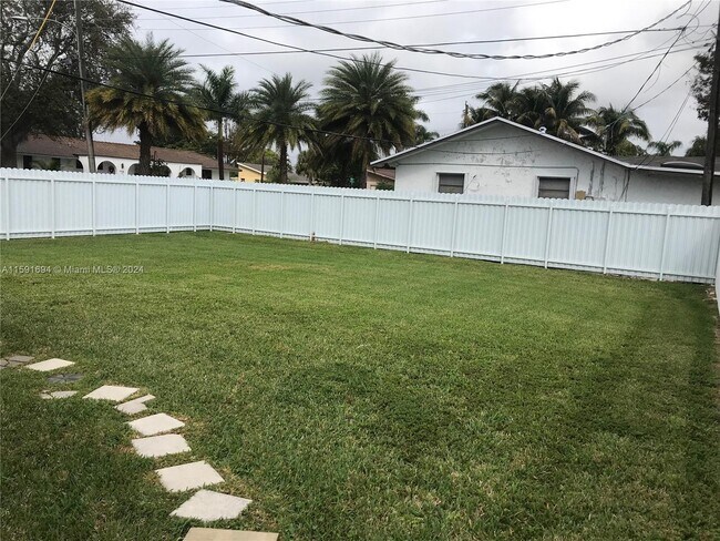 Building Photo - 216 SW 7th St