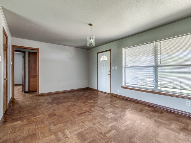 Building Photo - 1221 NE 44th St