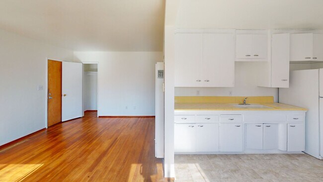 Building Photo - 855 C Ave