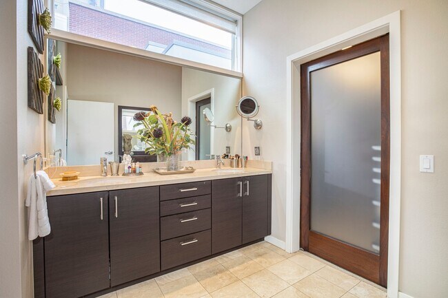 Building Photo - Modern Townhome Living in the Heart of Dow...