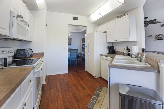 Building Photo - Spacious FURNISHED 3 Bed 2 Bath Condo In P...