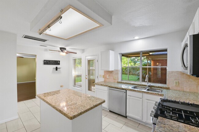 Building Photo - 9811 Arrowgrass Dr