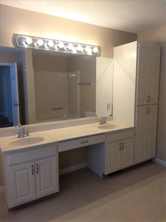 Building Photo - 98 Russell Ln