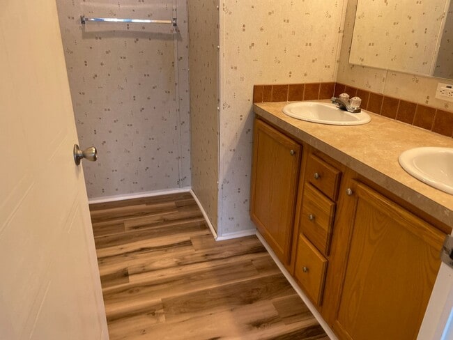 Building Photo - Lovely 2 bedroom 2 bath Annual Rental  hom...