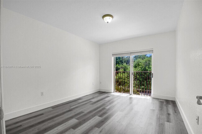 Building Photo - 980 SW 6th Pl