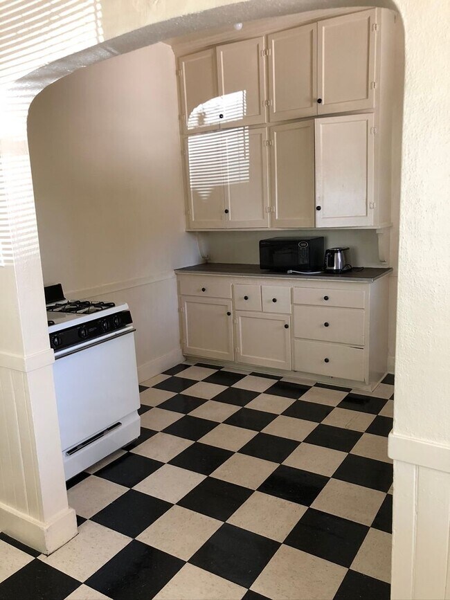 Building Photo - Adorable 7 bedroom house directly across from Chico State! Available July!