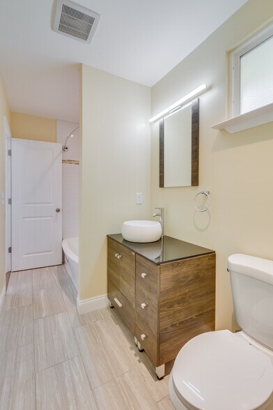 Bathroom - 1509 Congress St