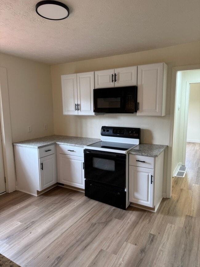 Building Photo - Cute ranch layout 3 bedroom 1 bath home in Hiram!