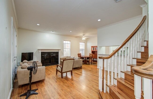 Building Photo - 6855 Bellgreen Dr