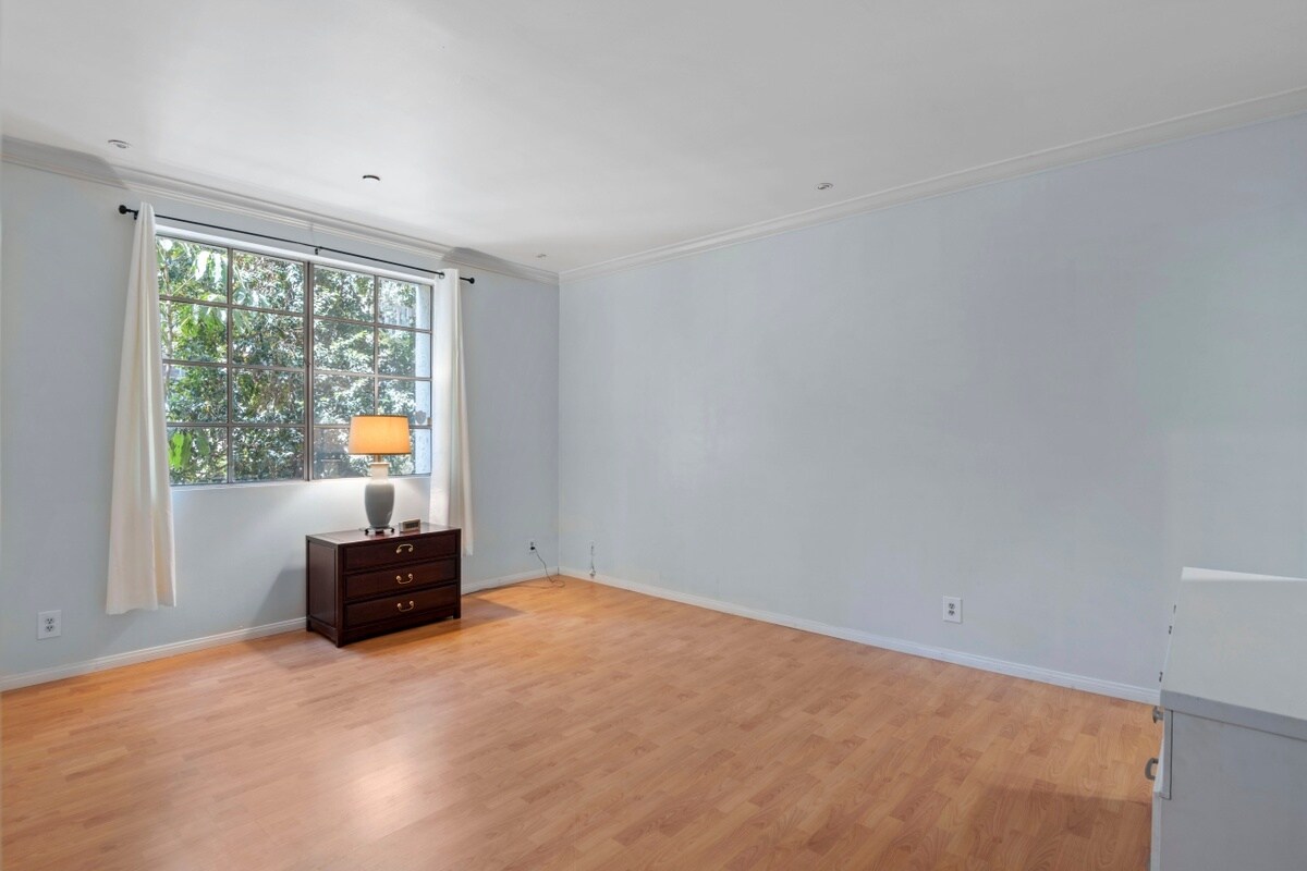 Building Photo - 1375 Kelton Ave