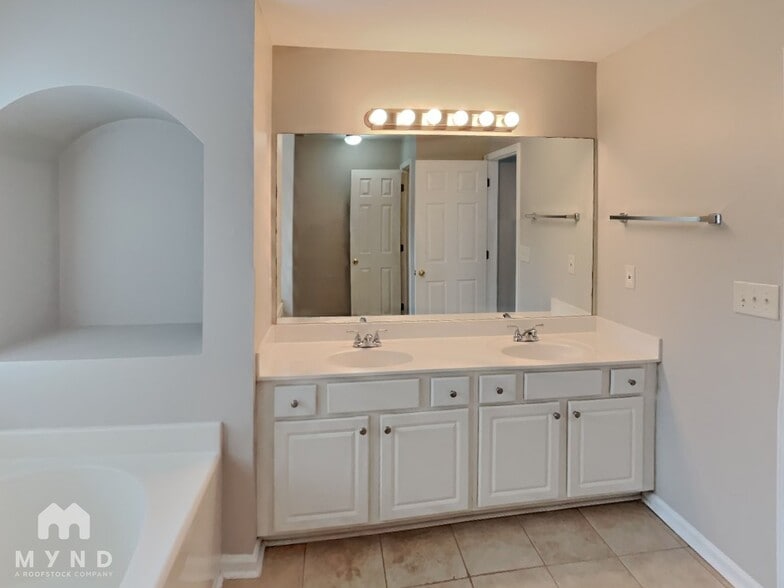 Building Photo - 6062 Park Bend Ave