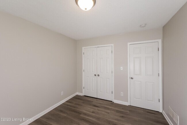 Building Photo - 523 River Oaks Dr