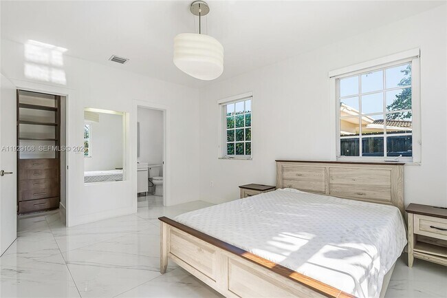 Building Photo - 345 Fairway Dr