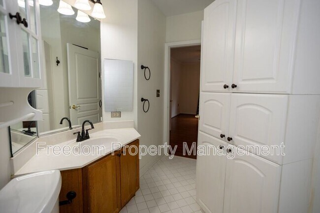 Building Photo - 2204 Westcourt Ln