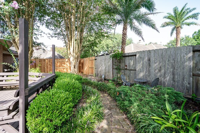 Building Photo - 2506 S Strathford Ln