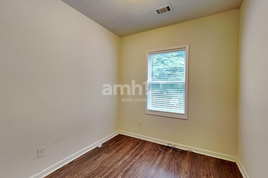 Building Photo - 413 Marsh Lake Rd SE