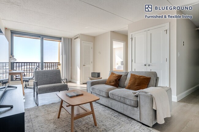 Building Photo - 812 Memorial Dr