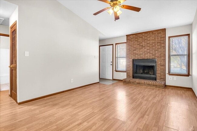 Building Photo - 2 Bed 2.5 Bath Duplex