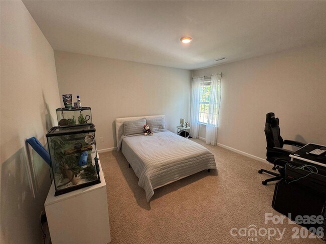 Building Photo - 1924 Vanderlyn St