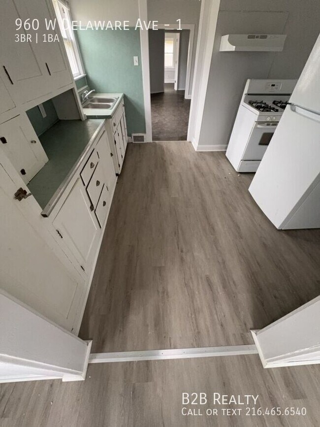 Building Photo - 960 W Delaware Ave