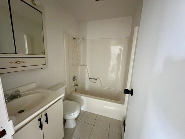 Building Photo - West Ave 4-Plex