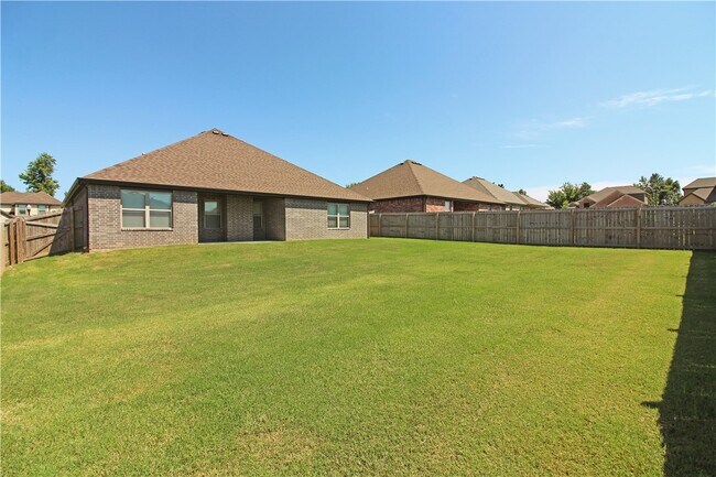 Building Photo - 902 SW Caprington St