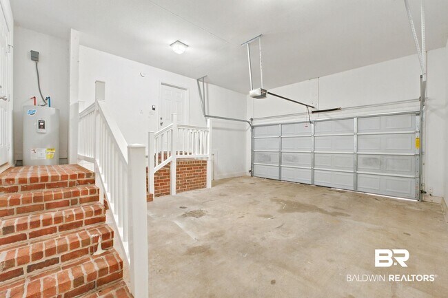 Building Photo - 905 Ryan Ave