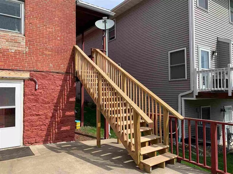 Building Photo - 610 Fenelon Pl