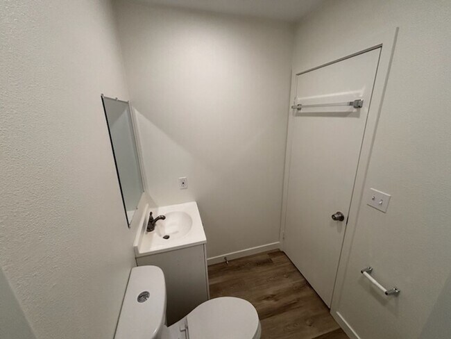 Building Photo - 3 Bedroom 2 Bath Home