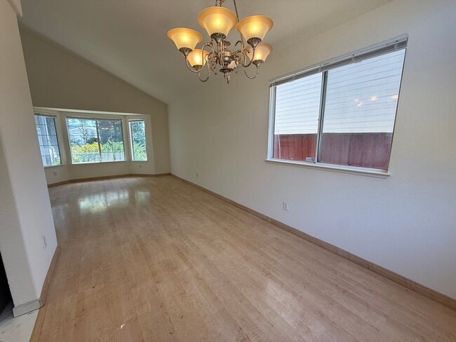 Building Photo - 581 Hellyer Ave