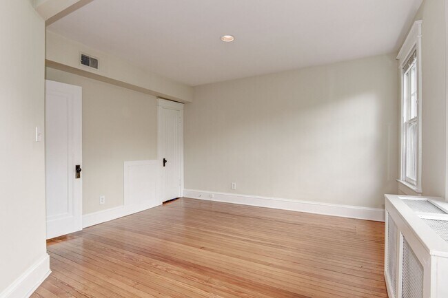 Building Photo - Charming 6-Bedroom Georgetown Rowhouse wit...