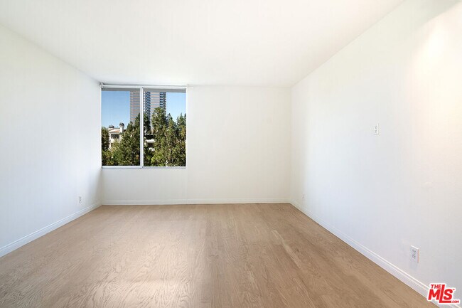 Building Photo - 2170 Century Pk E