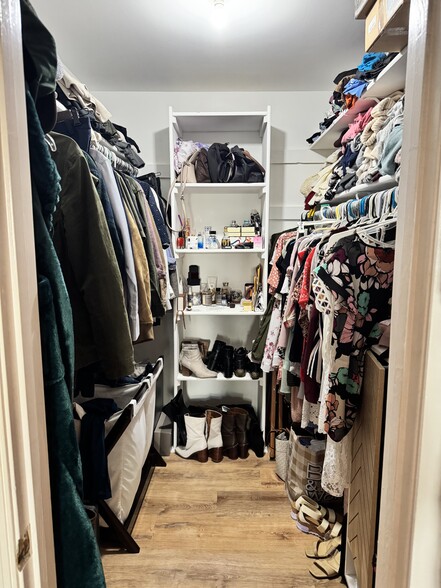 Master walk in closet - 6103 Essex House Sq
